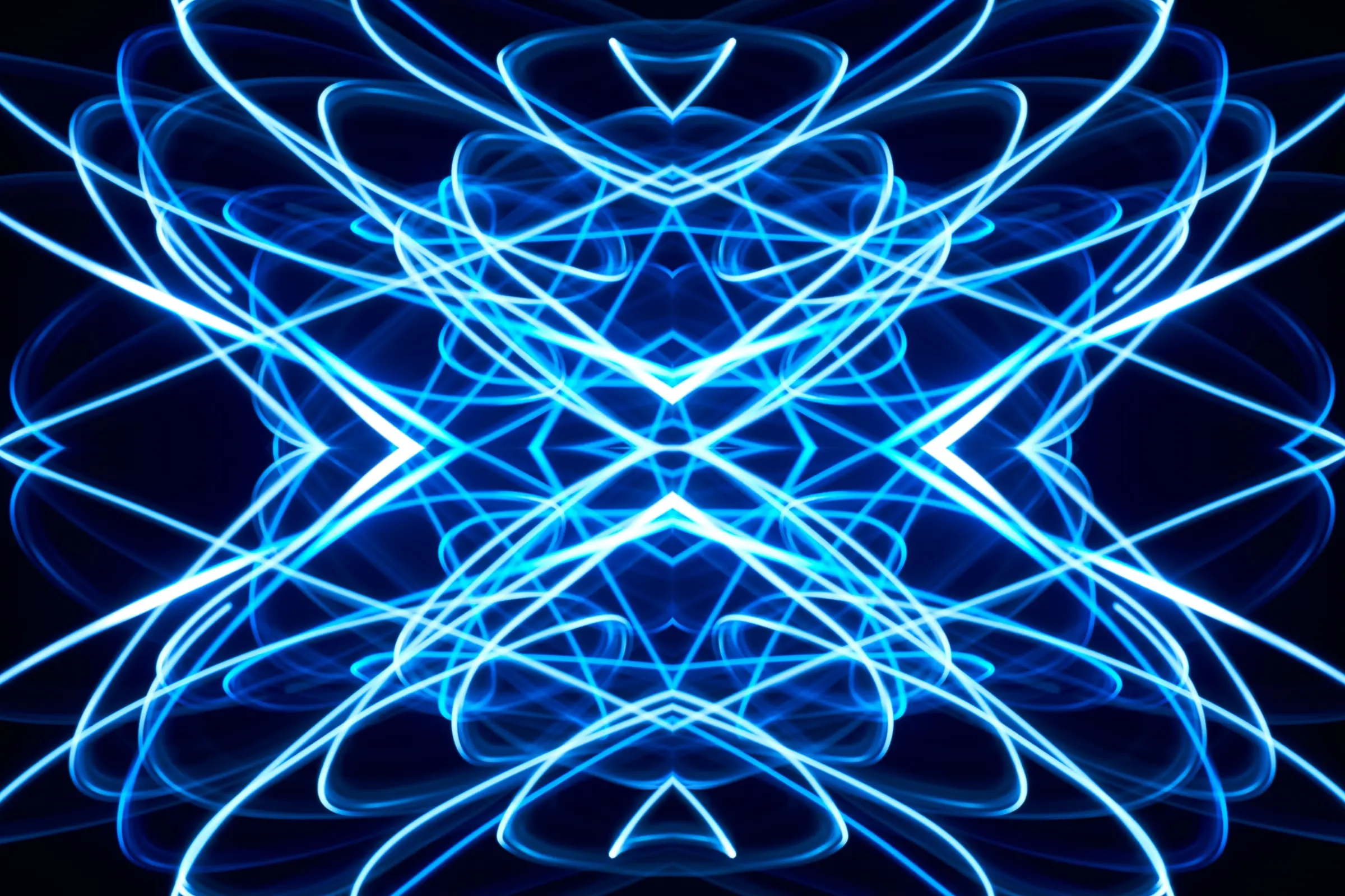 Mirrored № 04 — Symmetry, Reflection, Pattern. Photograph by Michael Damböck.