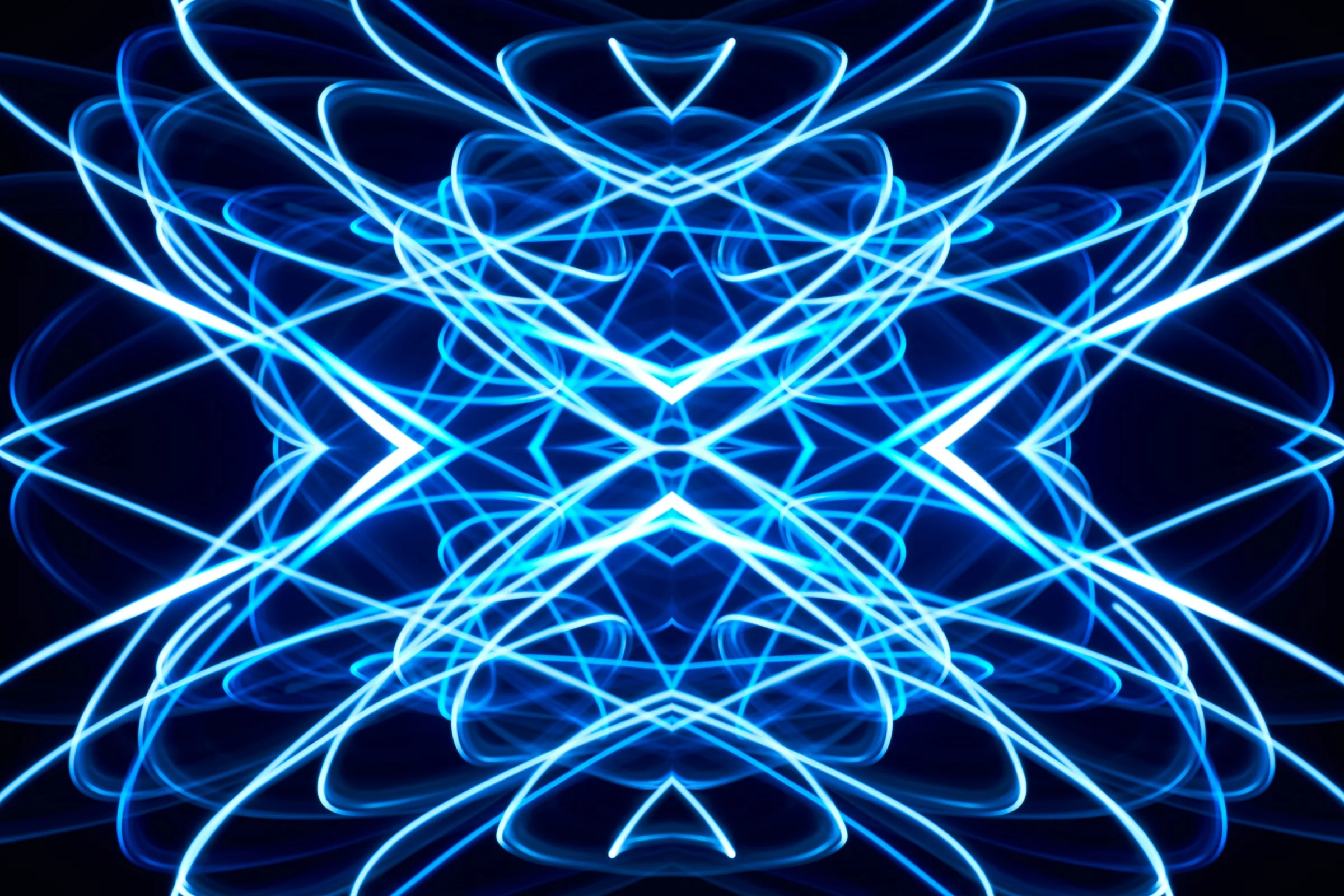 Mirrored № 04 — Symmetry, Reflection, Pattern. Photograph by Michael Damböck.