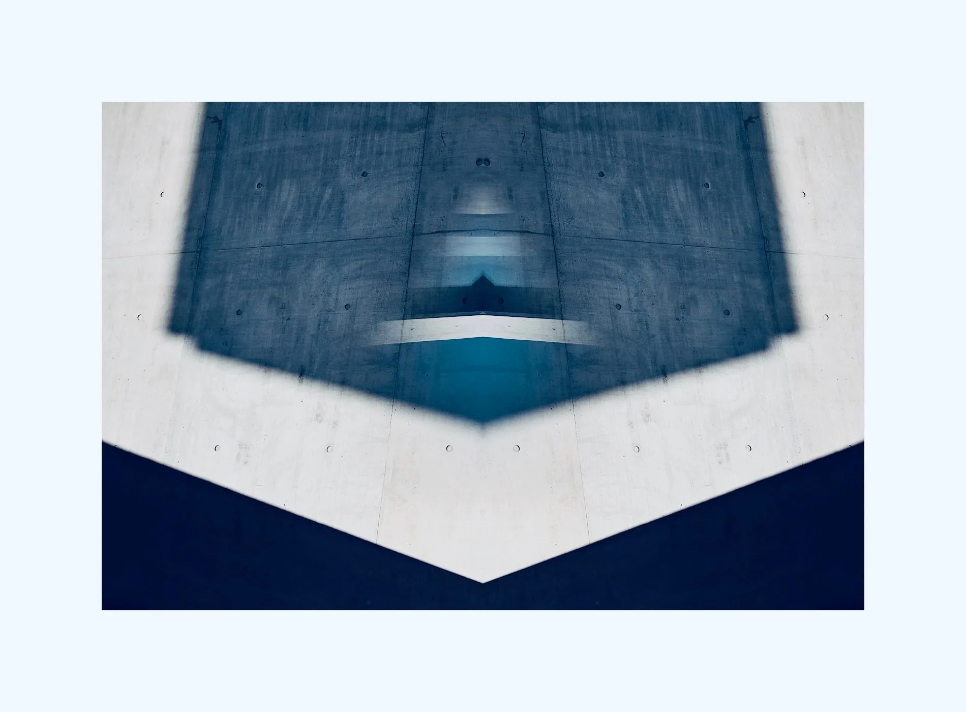 Mirrored № 09 — Symmetry, Reflection, Pattern. Photograph by Michael Damböck.