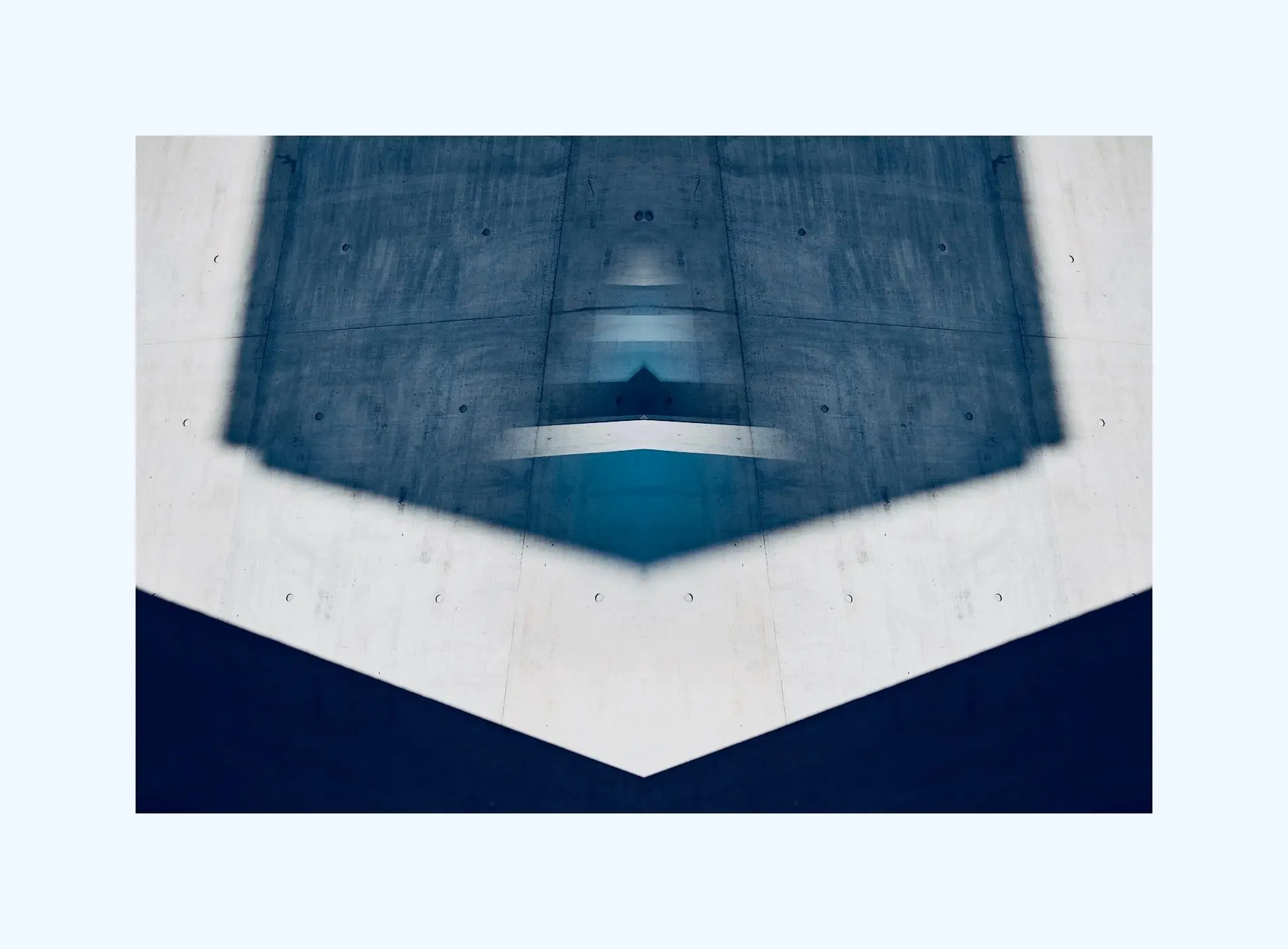 Mirrored № 09 — Symmetry, Reflection, Pattern. Photograph by Michael Damböck.