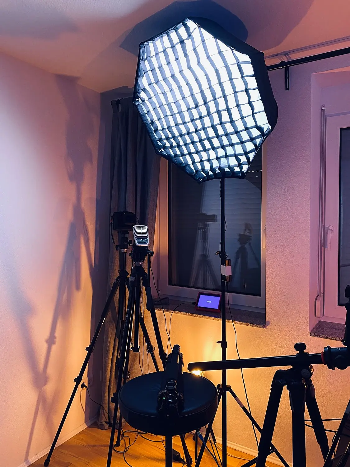 Behind the Scenes № 31 — Behind the Scenes, Photography Workshop, Studio Setup. Photograph by Michael Damböck.