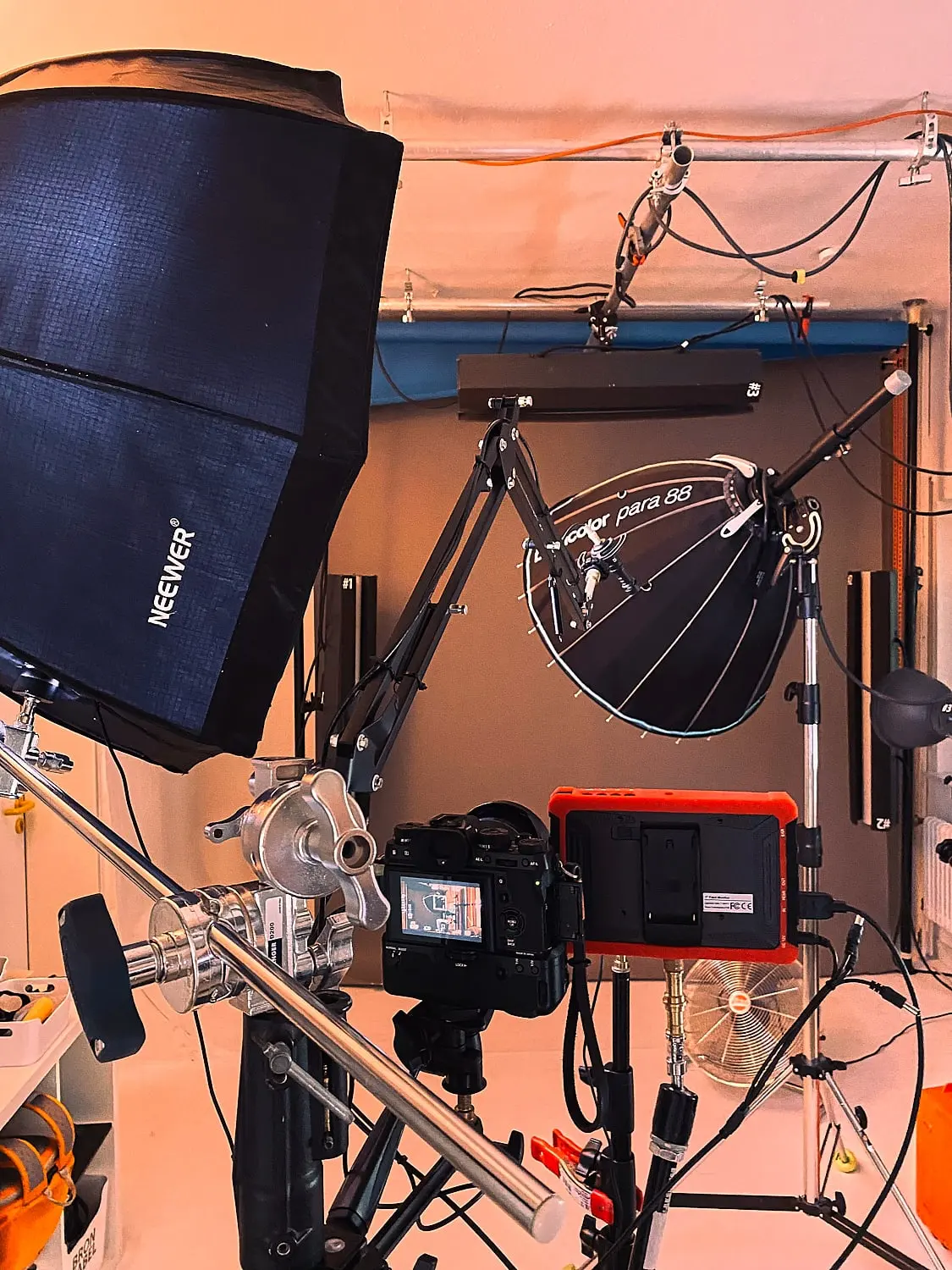 Behind the Scenes № 46 — Behind the Scenes, Photography Workshop, Studio Setup. Photograph by Michael Damböck.