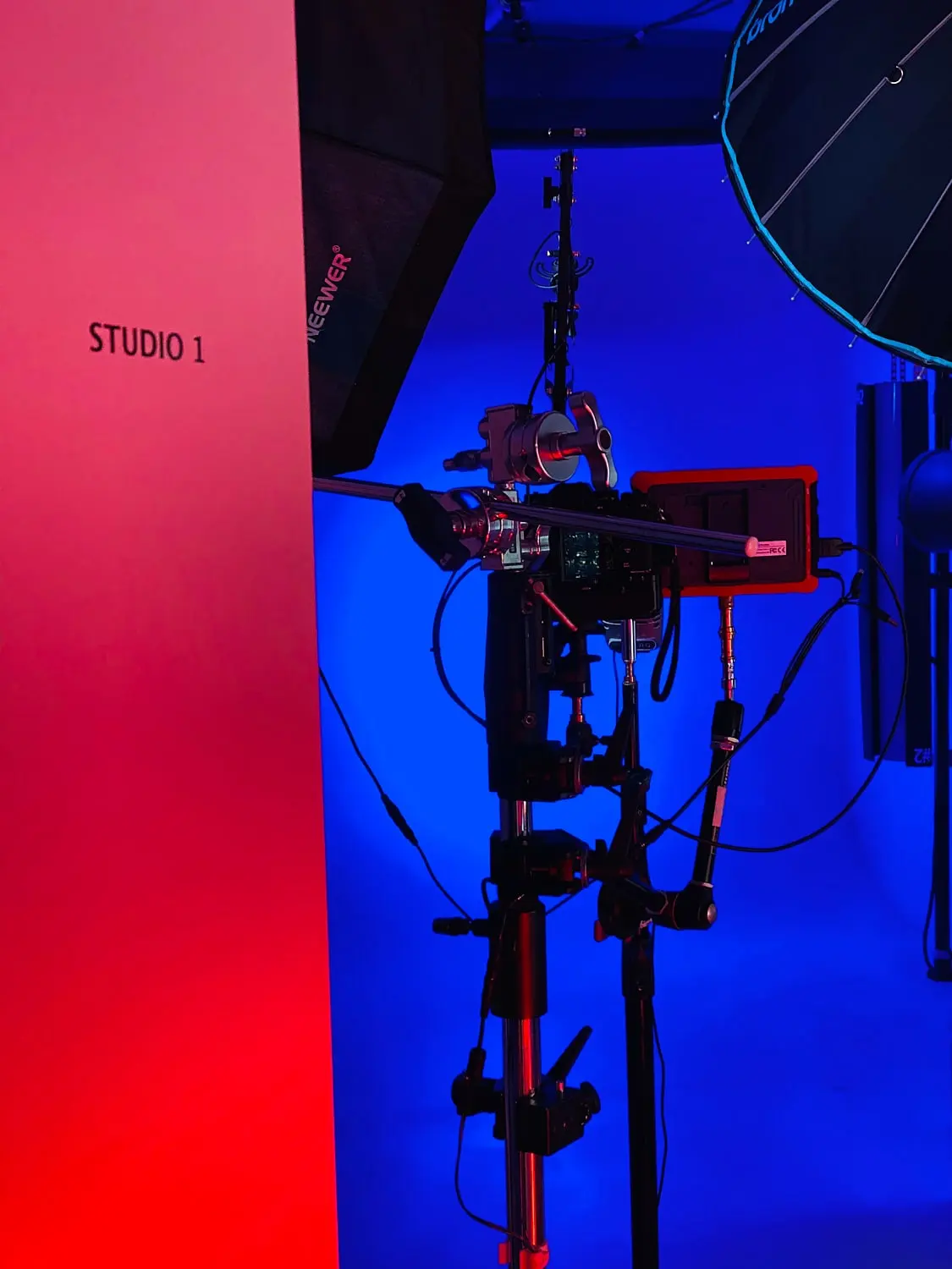 Behind the Scenes № 49 — Behind the Scenes, Photography Workshop, Studio Setup. Photograph by Michael Damböck.