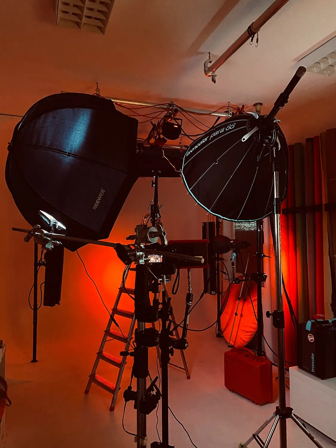Behind the Scenes № 51 — Behind the Scenes, Photography Workshop, Studio Setup. Photograph by Michael Damböck.