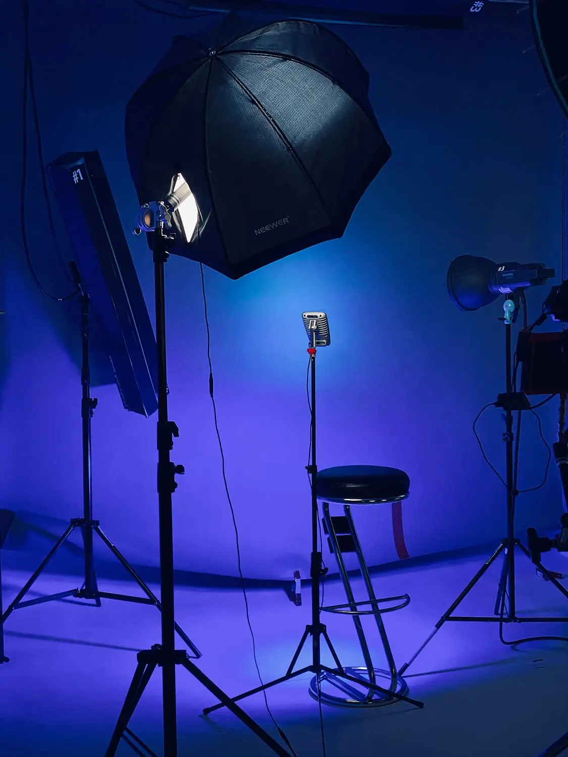 Behind the Scenes № 64 — Behind the Scenes, Photography Workshop, Studio Setup. Photograph by Michael Damböck.