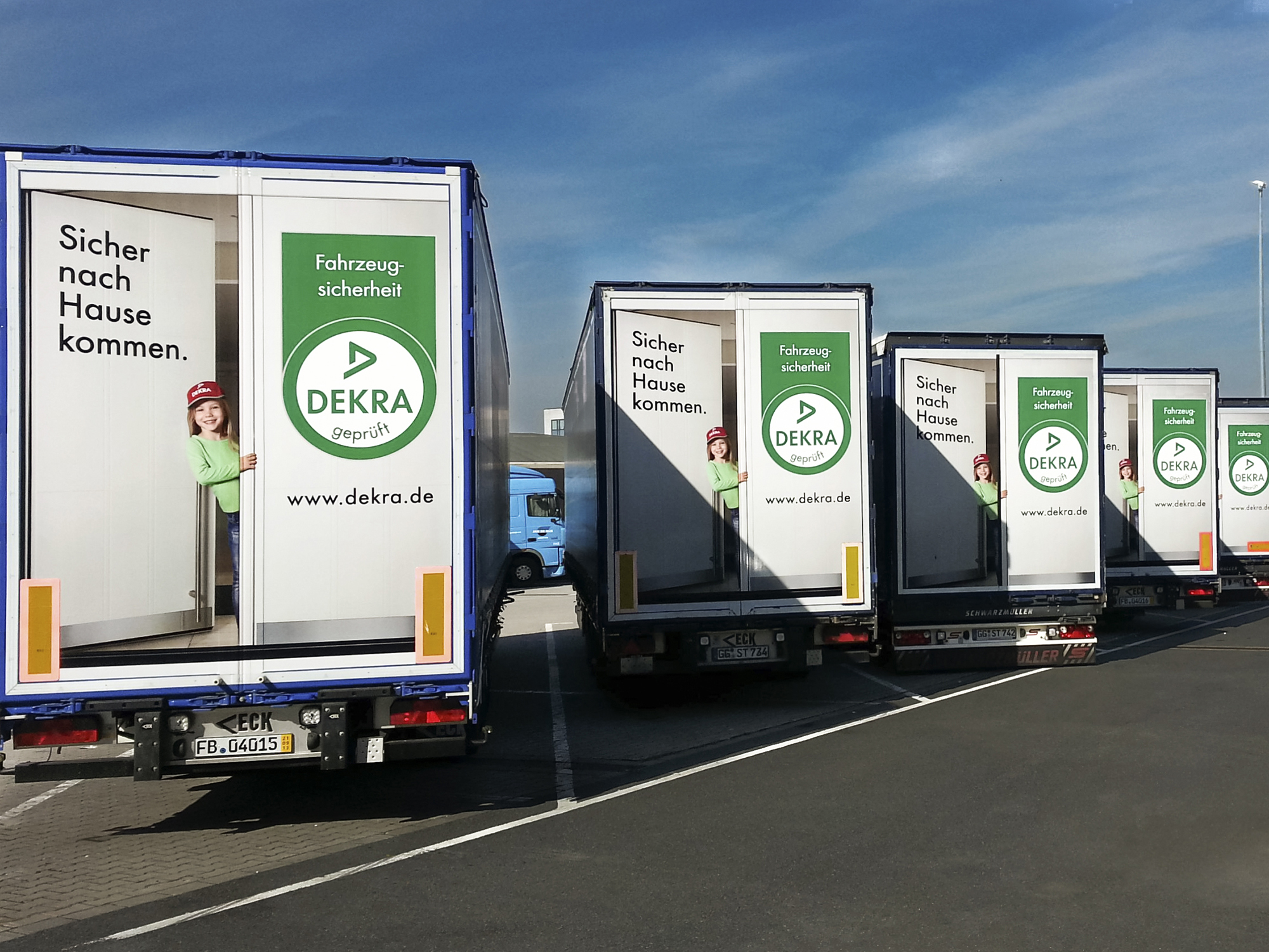 LKW Werbung mit Phase One für Dekra