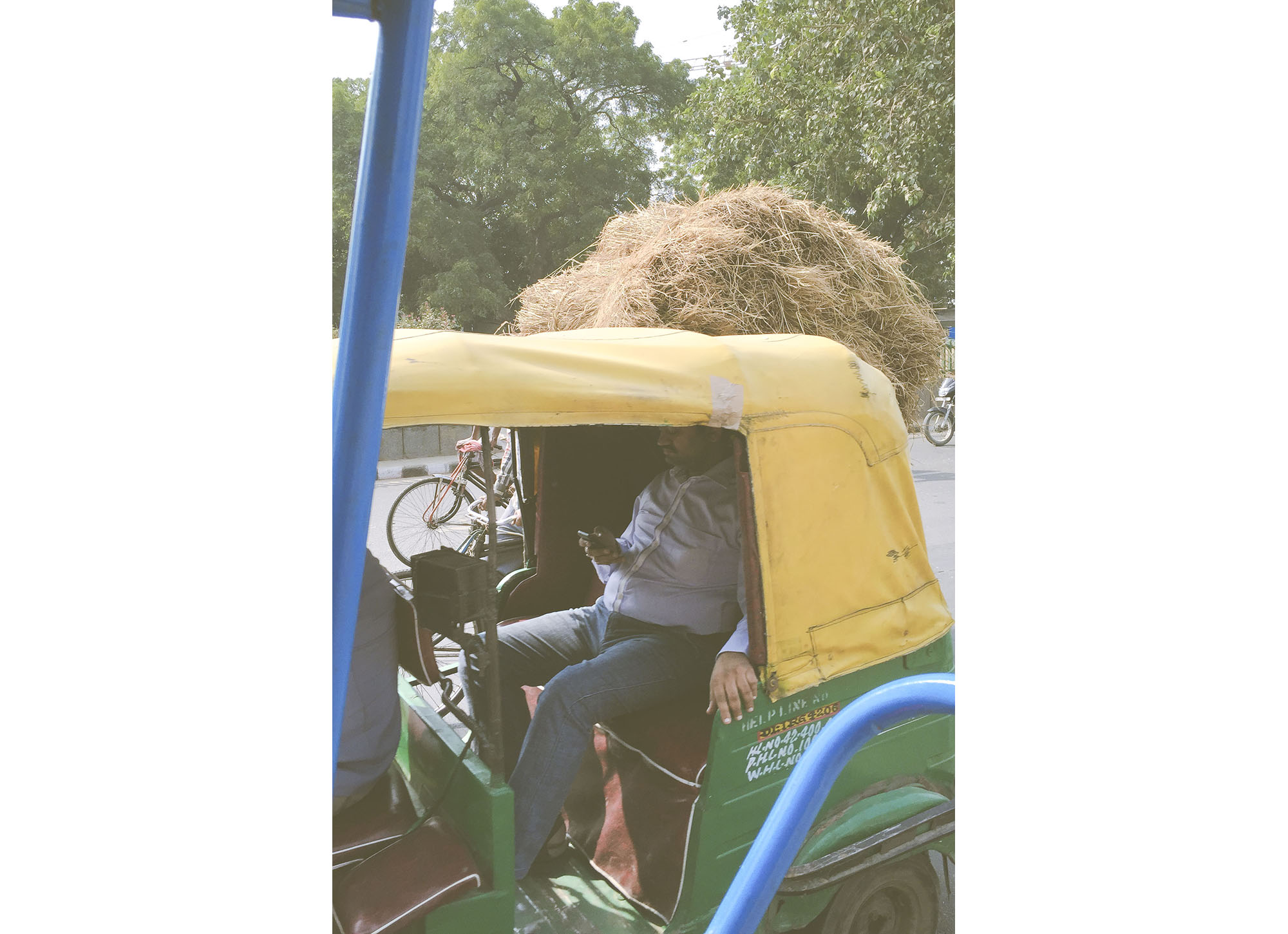 Ein Mann fährt im Tuktuk